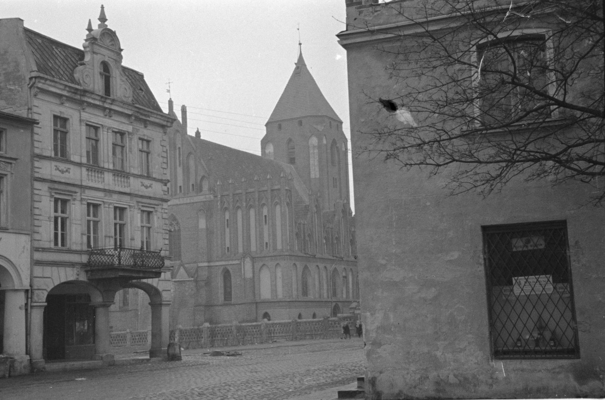 rynek - domy, kościół, ul. boczna, skan 1