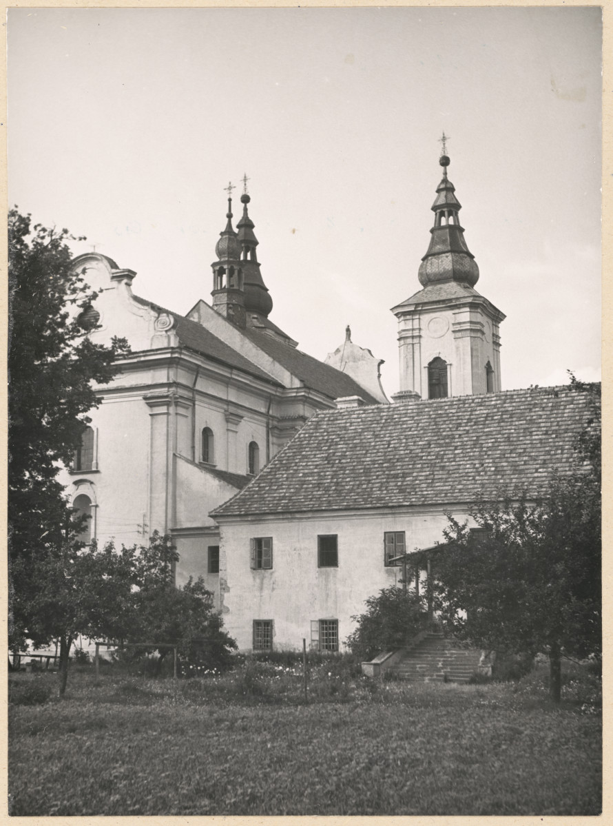 Zespół klasztorny - widok na kościół od strony prezbiterium i fragment budynku klasztoru

 , skan 1