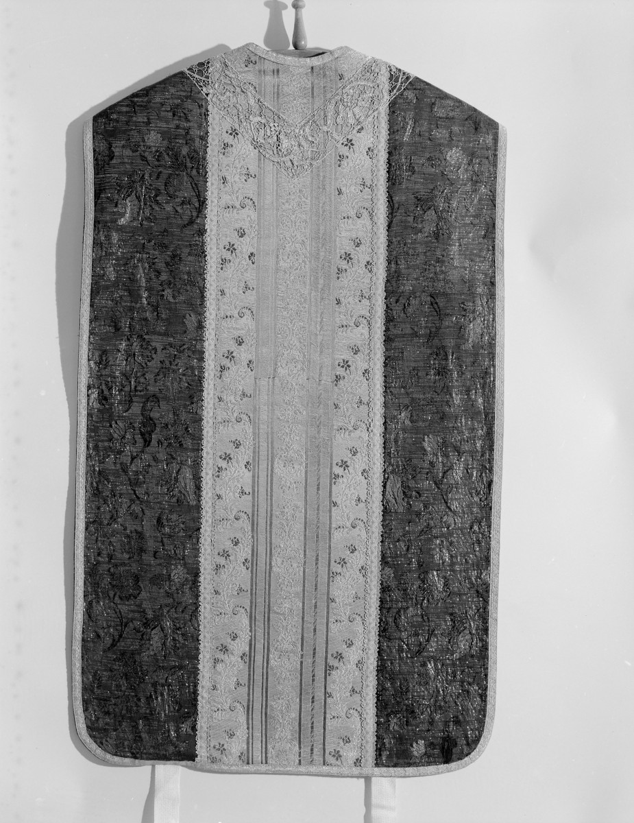 Kościół pw. Wniebowzięcia NMP i Świętego Józefa - ornat fioletowy, trzecia połowa XVII wieku, Francja lub Włochy, skan 1