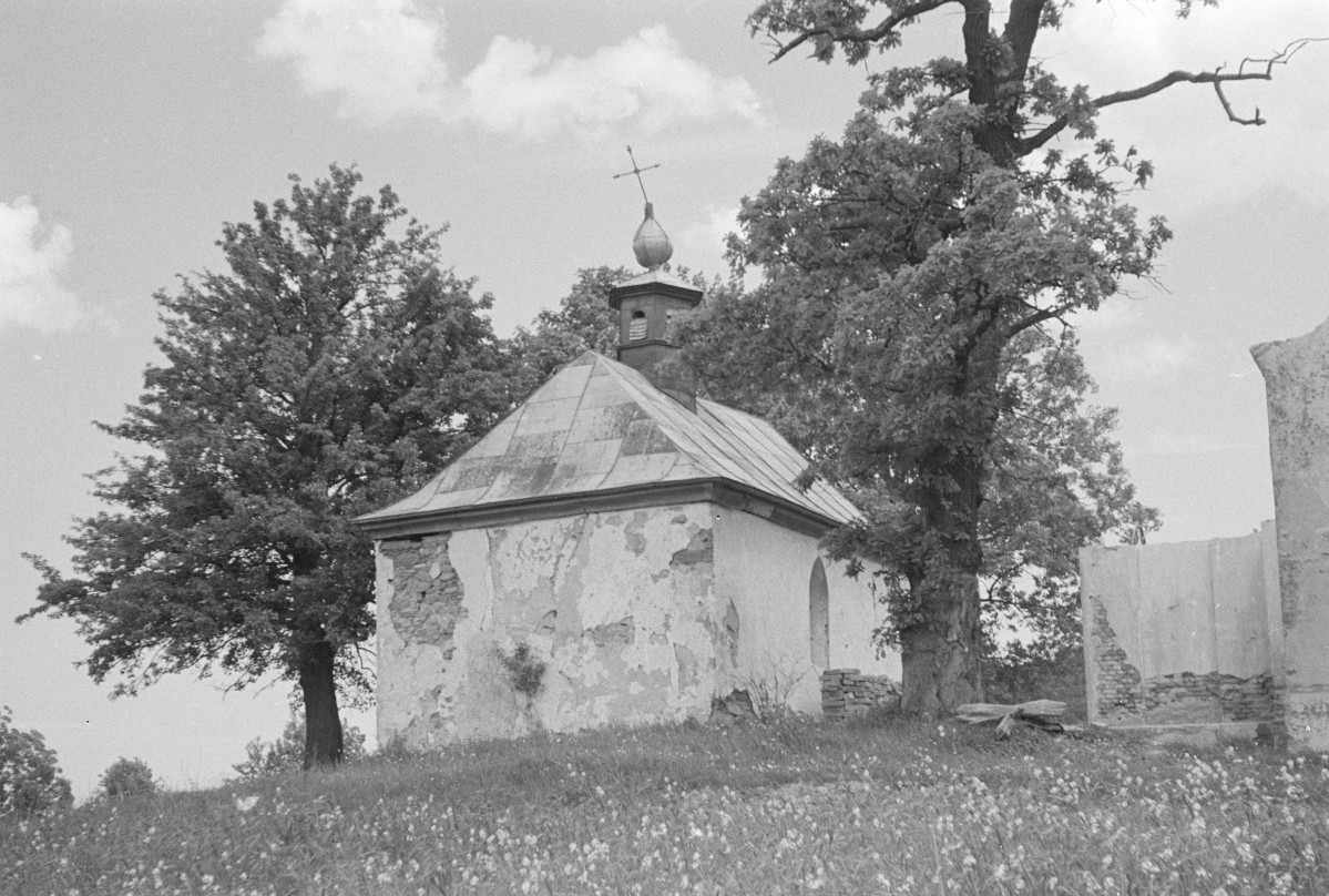 kaplica grobowa Ścibor-Rylskich, Poparów i Grodzickich - elewacja, skan 1