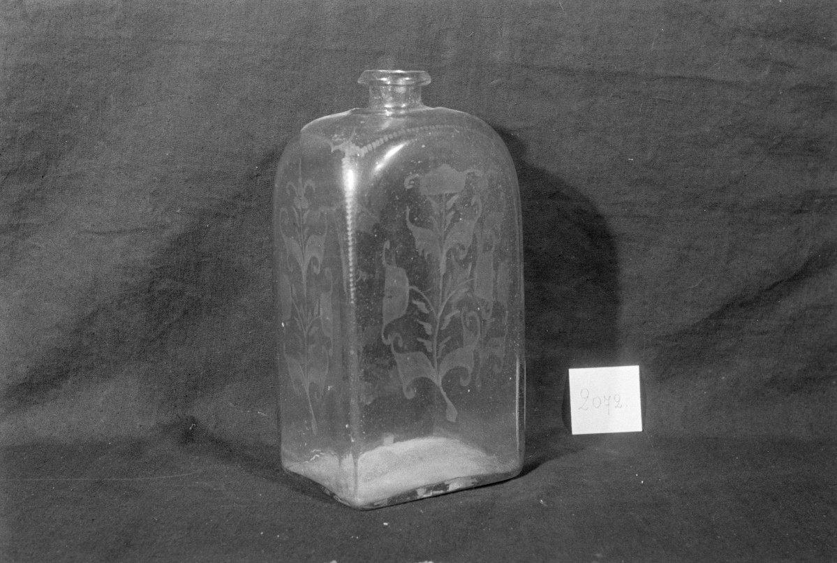 butla szklana polska czworograniasta, XIX w., Muzeum Narodowe w Warszawie, skan 1