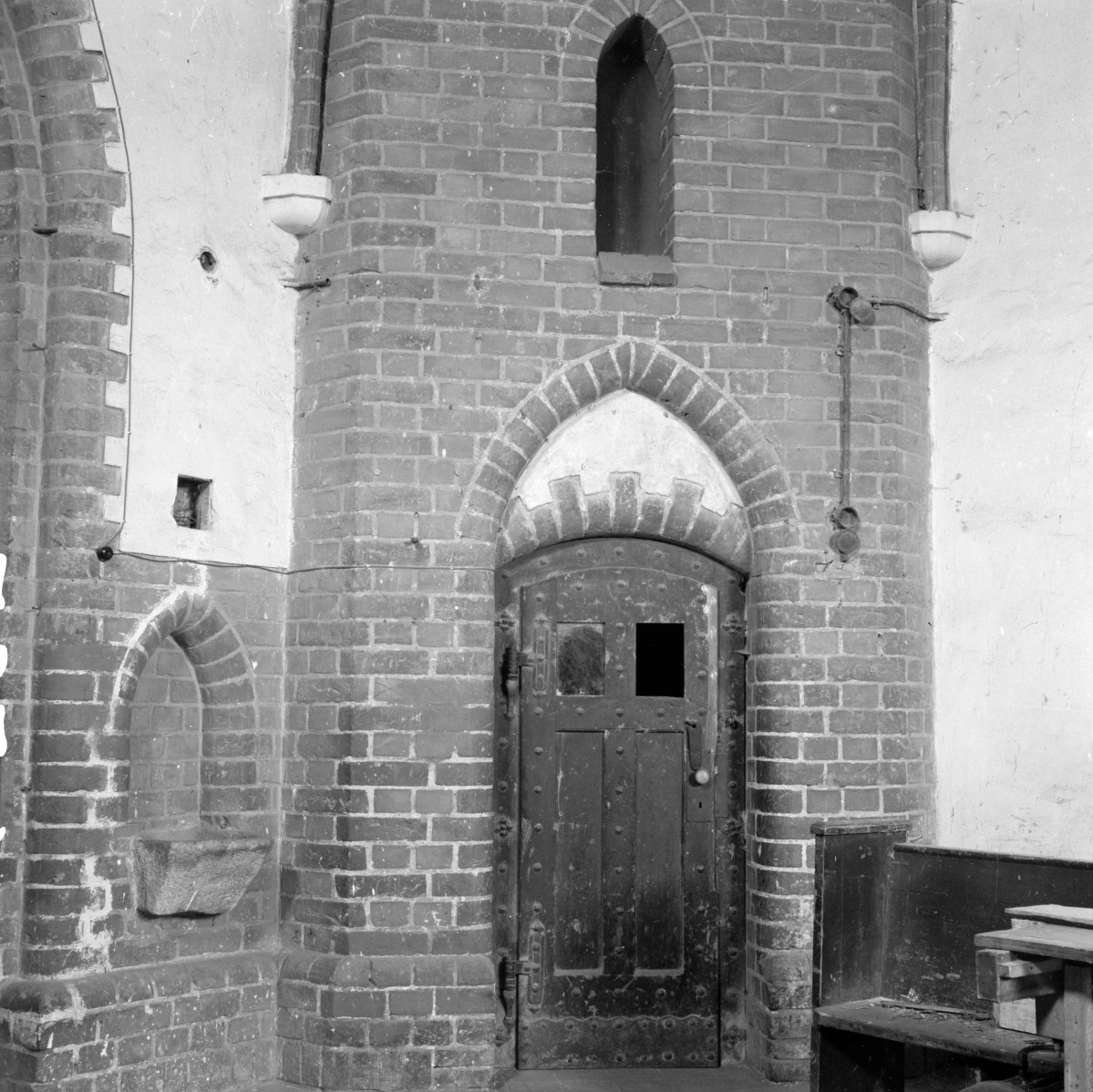 kościół rzymskokatolicki, ob. katedra pw. św. Mikołaja - wnętrze: portal z wieży na chór muzyczny, skan 1