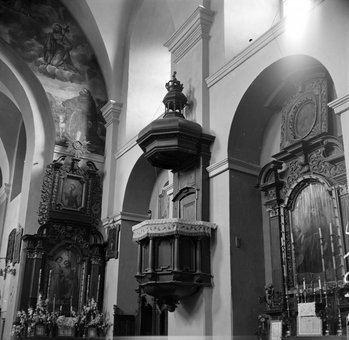 kościół św. Anny - ambona, ołtarz boczny, skan 1