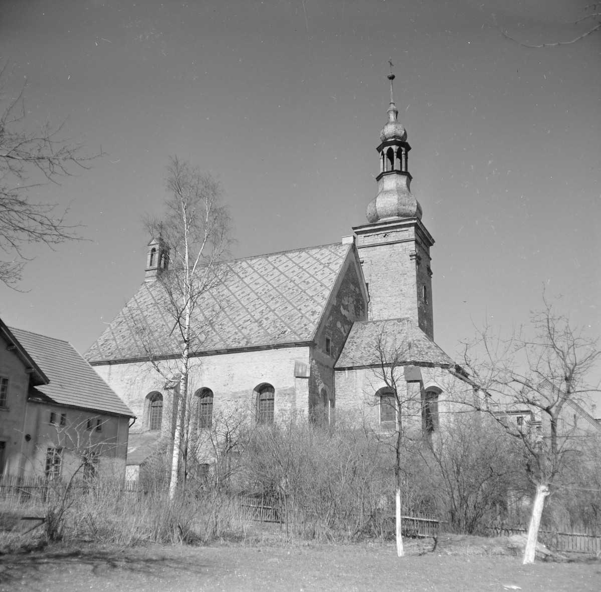 Kościół św. Doroty - widok ogólny. Czworoboczna wieża z cebulastym hełmem, skan 1