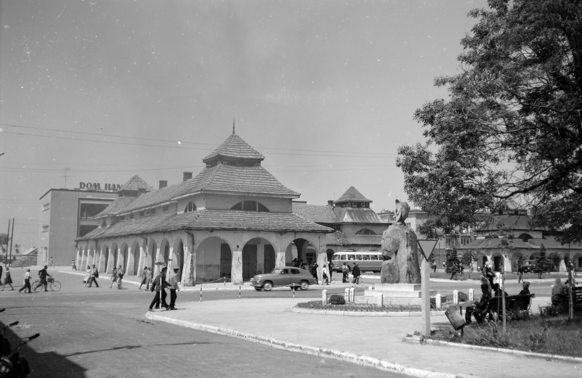 hale targowe obok przystanek PKS, skan 1