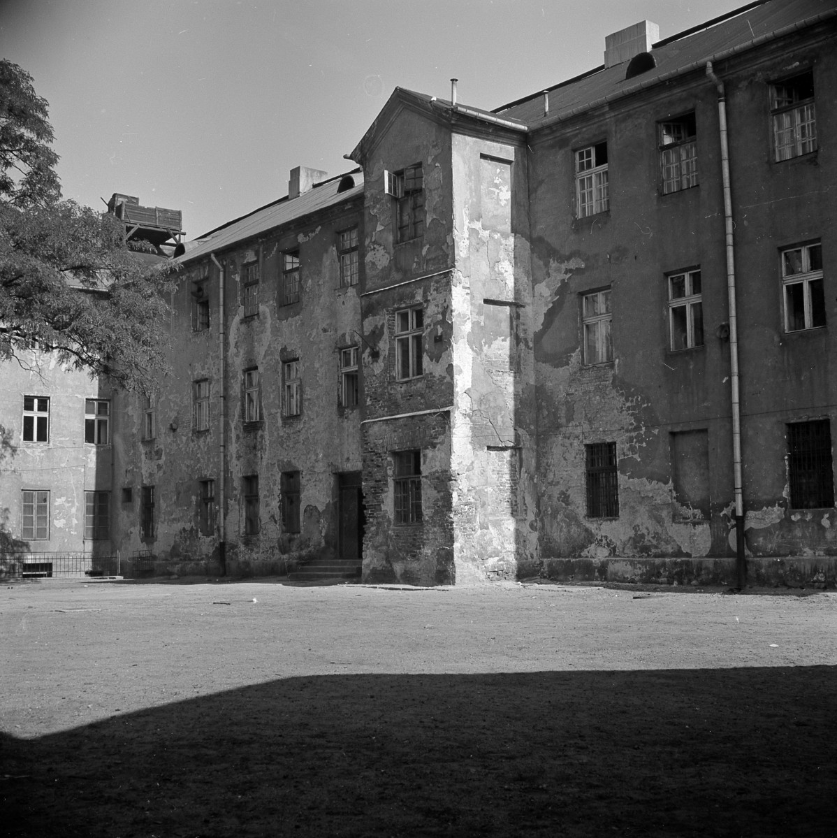 kościół klasztorny jezuitów pw. Nawiedzenia NMP - elewacja od strony dziedzińca, skan 1