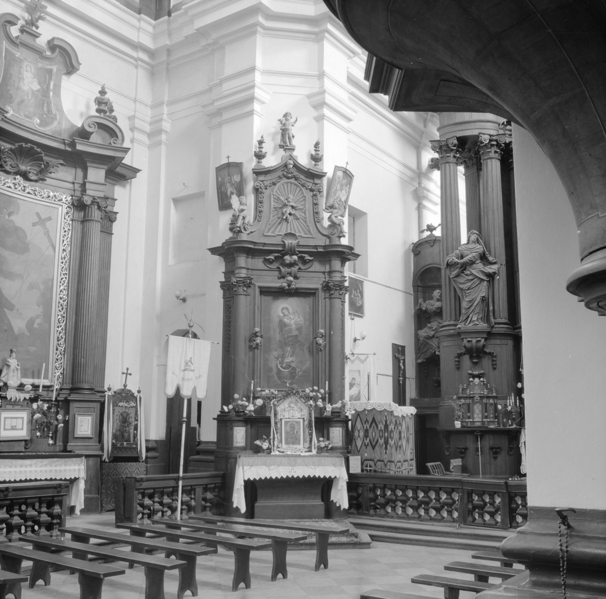 Kościół św. Józefa Oblubieńca i św. Antoniego z Padwy - prezbiterium z bocznym., skan 1