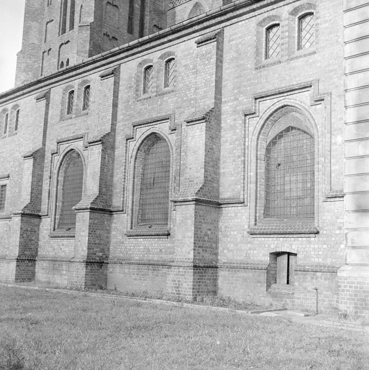 bazylika katedralna Wniebowzięcia NMP - elewacja płd., skan 1