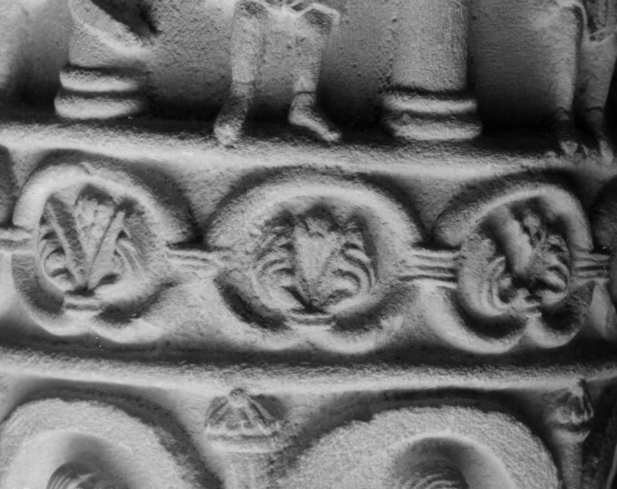 Kościół pw. Świętej Trójcy - nawa główna. Kolumna romańska. Kolumna cnót. Ornament., skan 1