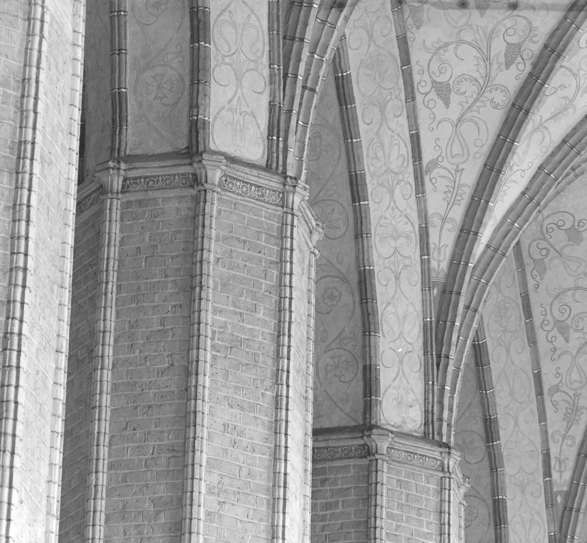 Kościół Wniebowzięcia Najświętszej Maryi Panny - wnętrze. Głowica filara międzynawowego. Widoczne polichromie i służki., skan 1