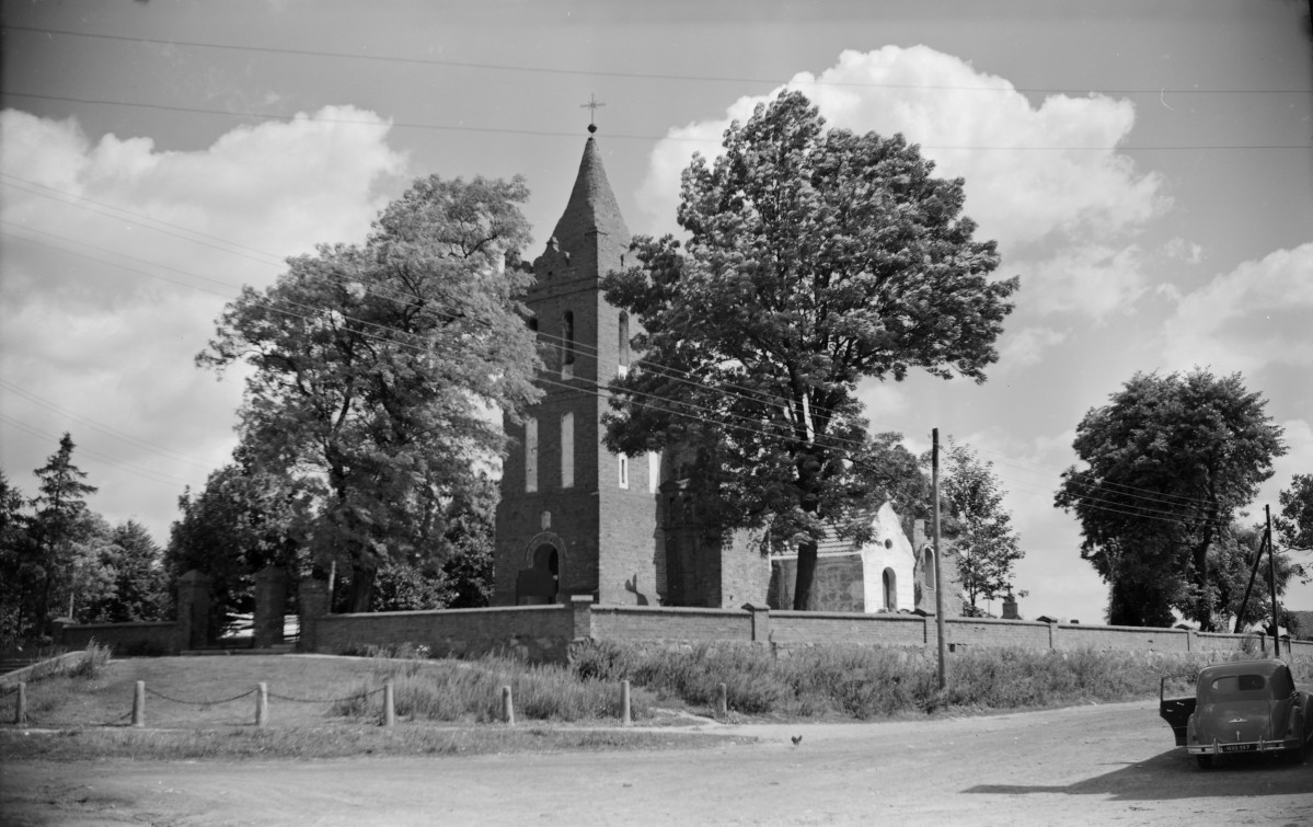Kościół św. Mikołaja - widok ogólny. Wieża oraz ogrodzenie. , skan 1