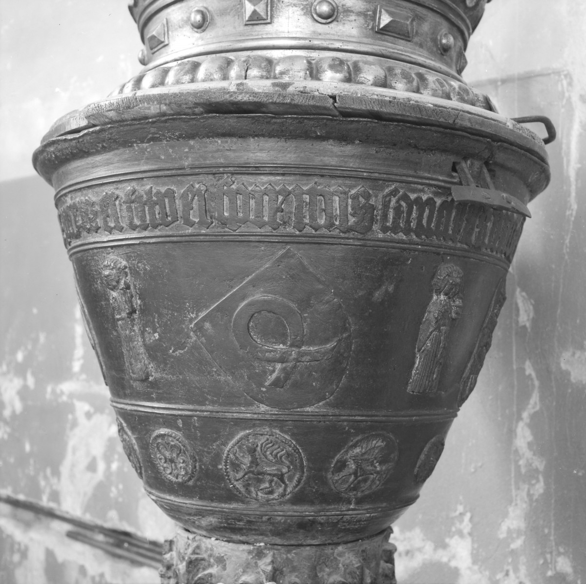 klasztor Bożogrobowców - kościół pw. Ducha Świętego - wnętrze - prezbiterium - chrzcielnica - czasza, skan 1