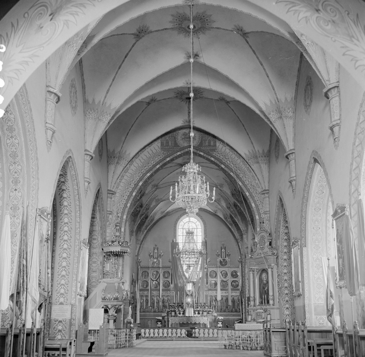 kościół pw. św. Narodzenia Najświętszej Marii Panny - wnętrze - nawa główna - widok na prezbiterium, skan 1