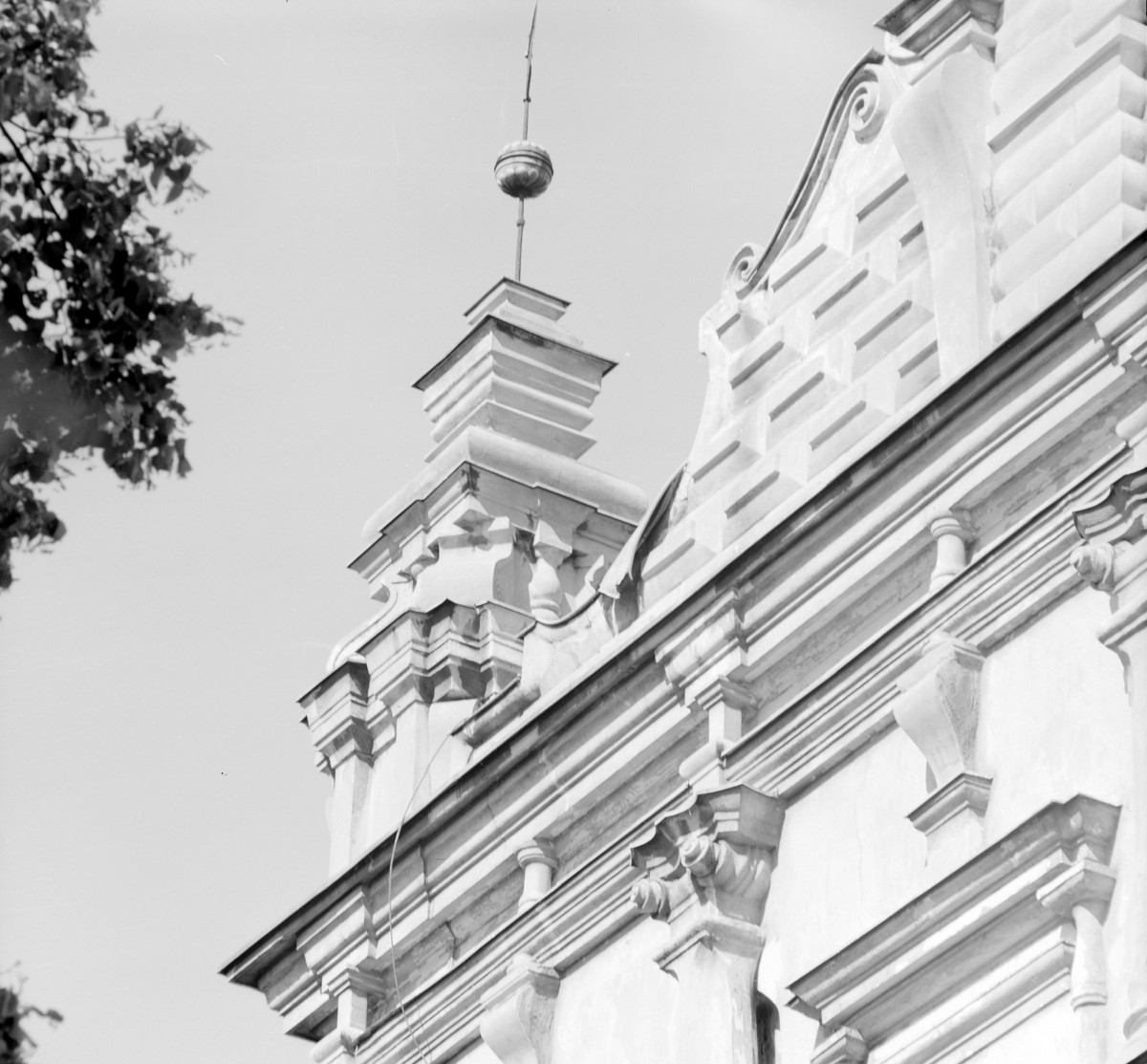 Ratusz - fragment szczytu elewacji, narożnik z attyką., skan 1