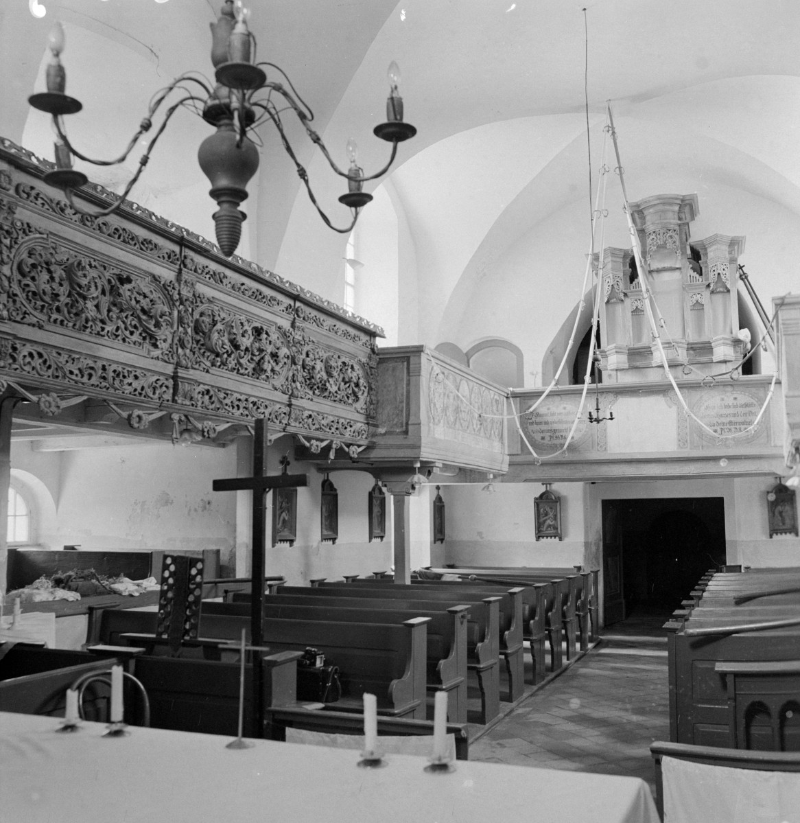 kościół filialny pw. św. Stanisława Biskupa - wnętrze: widok na chór muzyczny, skan 1
