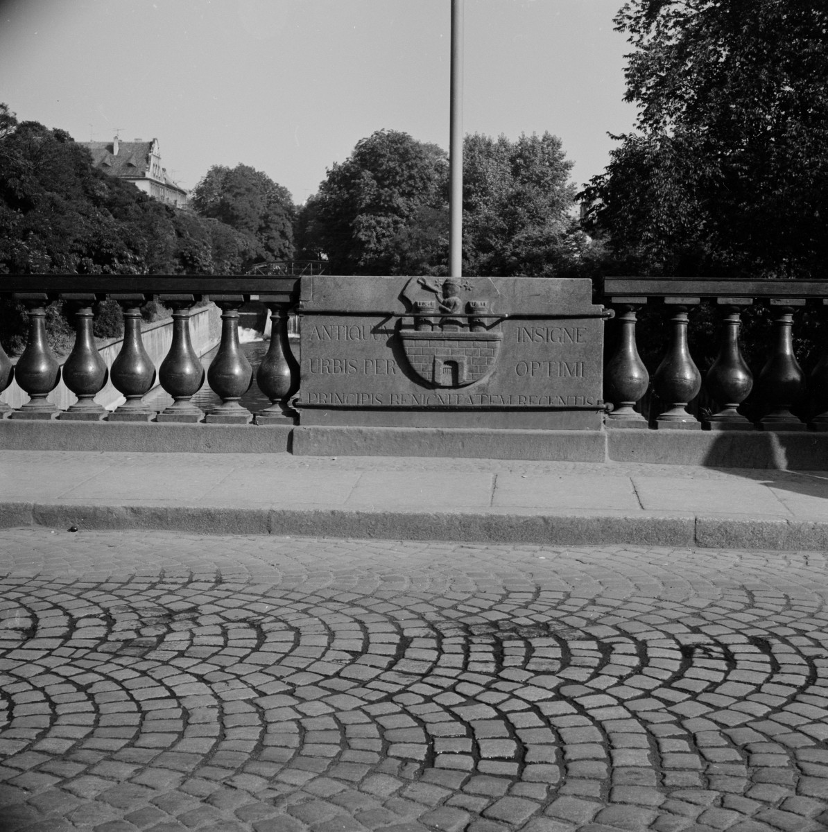 most kamienny Aleksandryjski - tablica z herbem Kalisza, skan 1