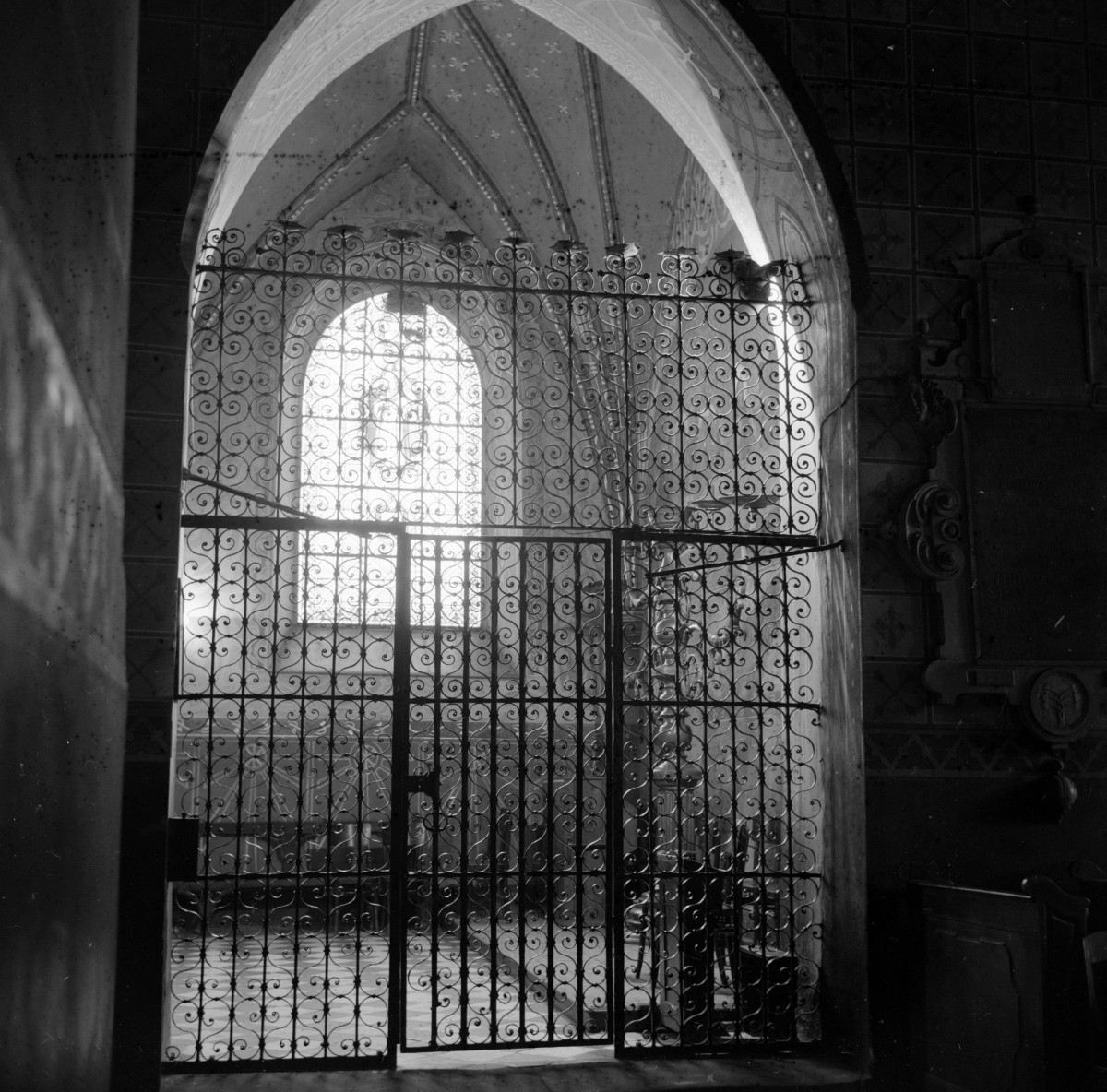 bazylika katedralna Wniebowzięcia NMP - krata ozdobna w kaplicy, skan 1