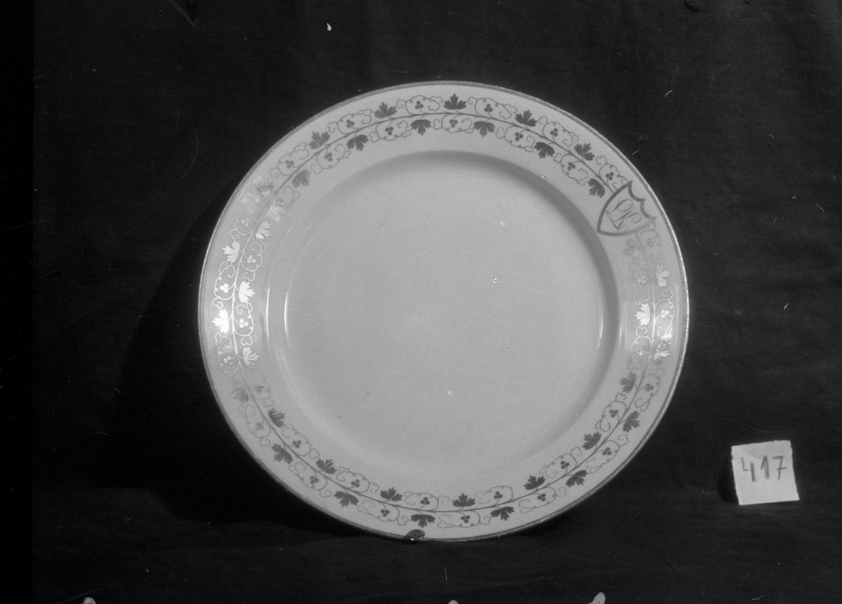 Muzeum Pomorskie w Gdańsku - talerz porcelanowy z serwisu łabędziowego  "Miśnia", srednica 235 mm, skan 1