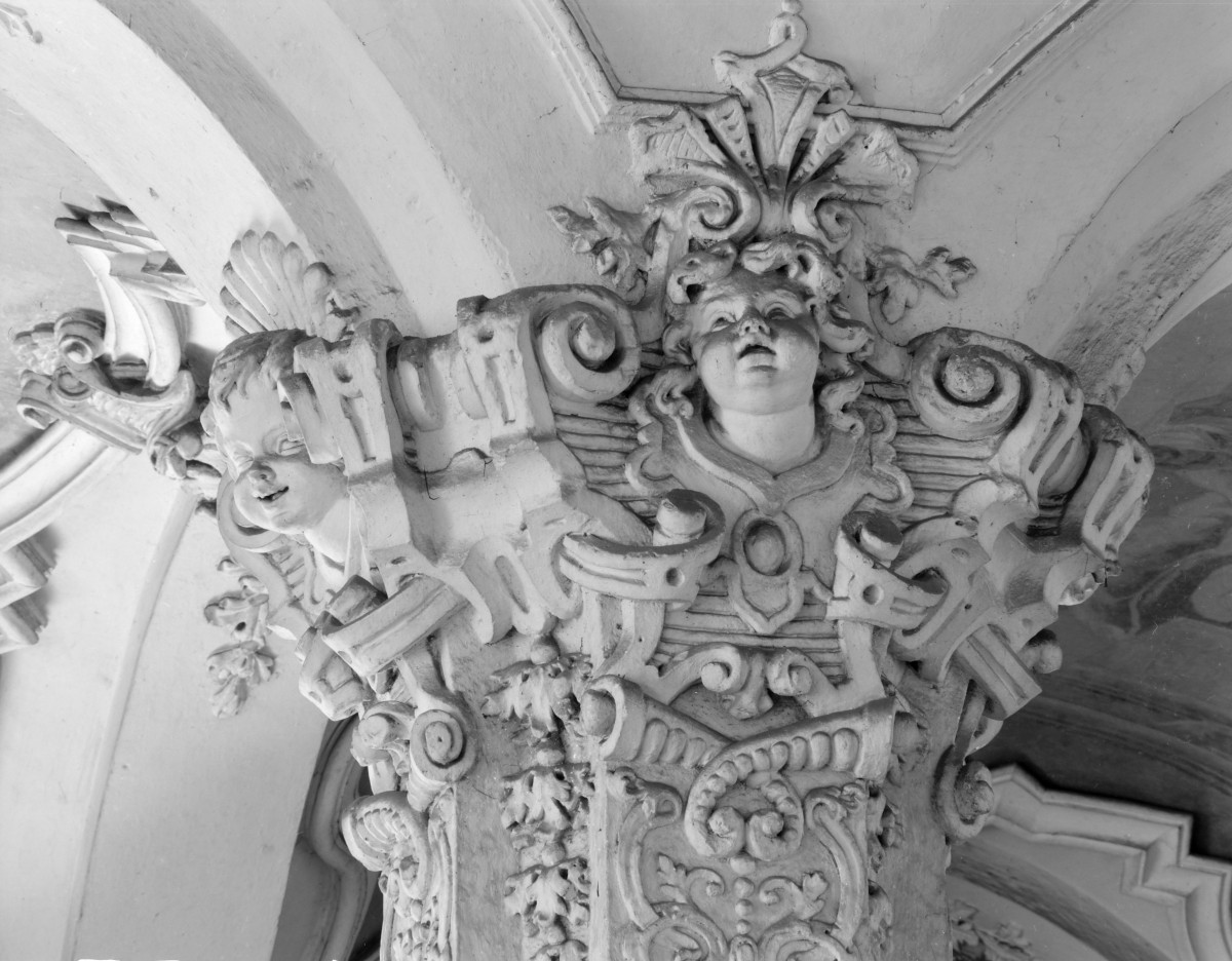 klasztor Benedyktynek - kościół pw. Wniebowzięcia Najświętszej Maryi Panny - wnętrze - kruchta - dekoracja głowicy filaru, skan 1