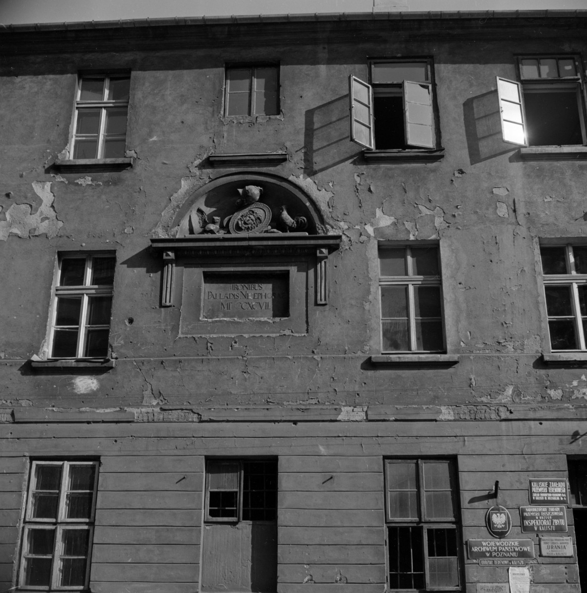 kościół klasztorny jezuitów pw. Nawiedzenia NMP - elewacja, tablica pamiątkowa, skan 1