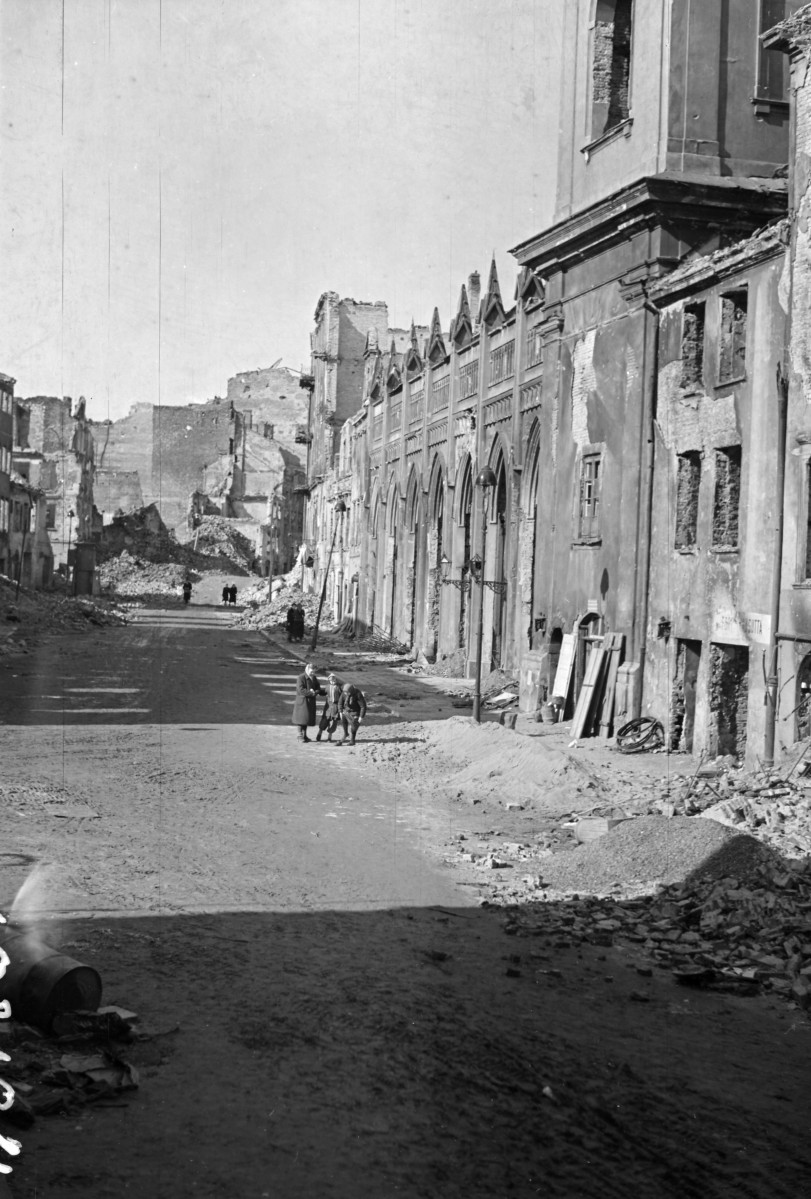 Fragment zniszczonej elewacji Konwentu św. Jacka - Dominikanina oraz ruiny kamienic w kierunku ul. Mostowej. Mieszkańcy , skan 1