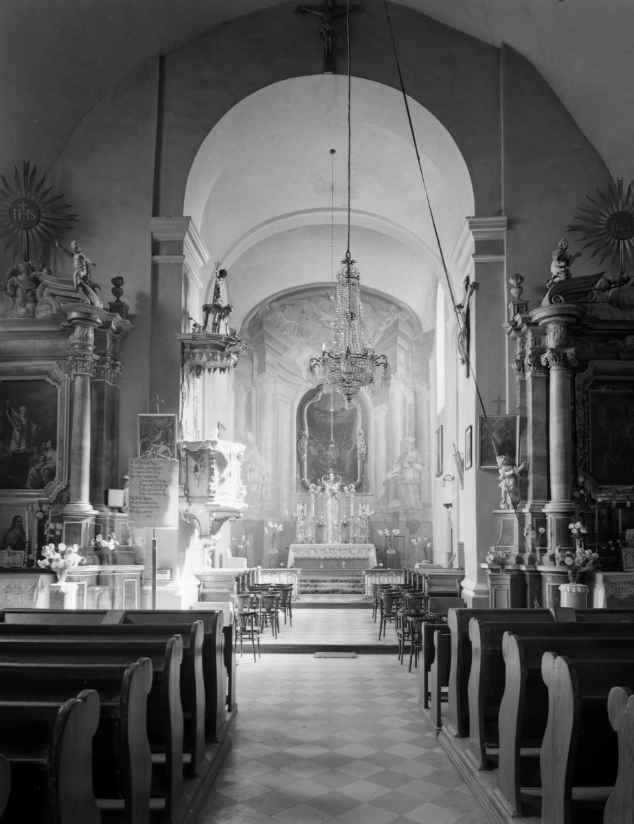 kościół pw. Świętego Ducha - wnętrze widok na ołtarz główny, skan 1