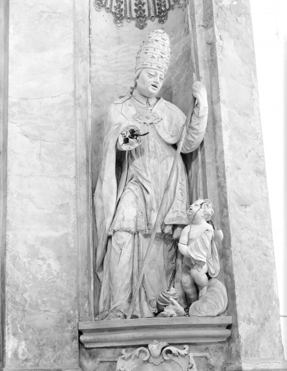 kościół parafialny pw. Wniebowzięcia NMP i Jana Chrzciciela - wnętrze: figura przy ścianie w nawie, skan 1