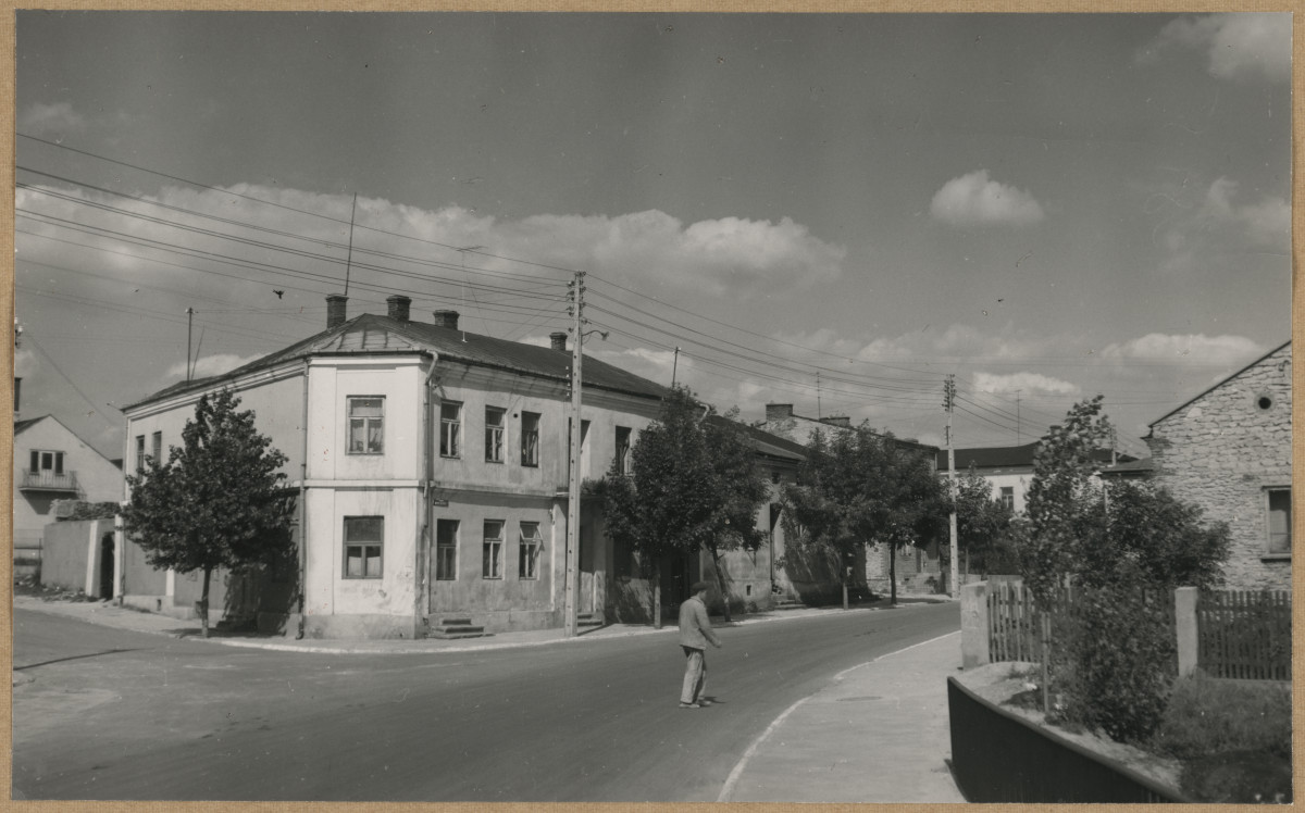 Miasto - widok na domy przy ulicy, skan 1