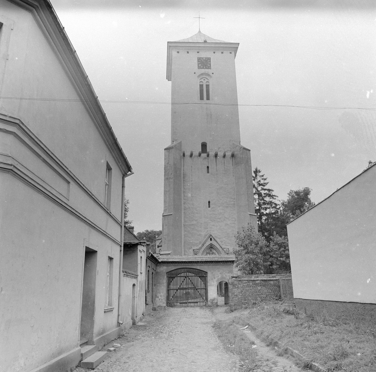 kościół parafialny pw. św. Wawrzyńca - elewacja zachodnia z wieżą, skan 1