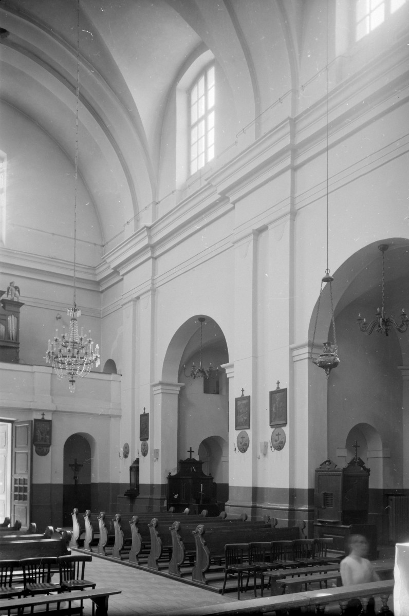 kościół oo. Kapucynów pw. św. Wawrzyńca - wnętrze: nawa główna w kierunku chóru, skan 1