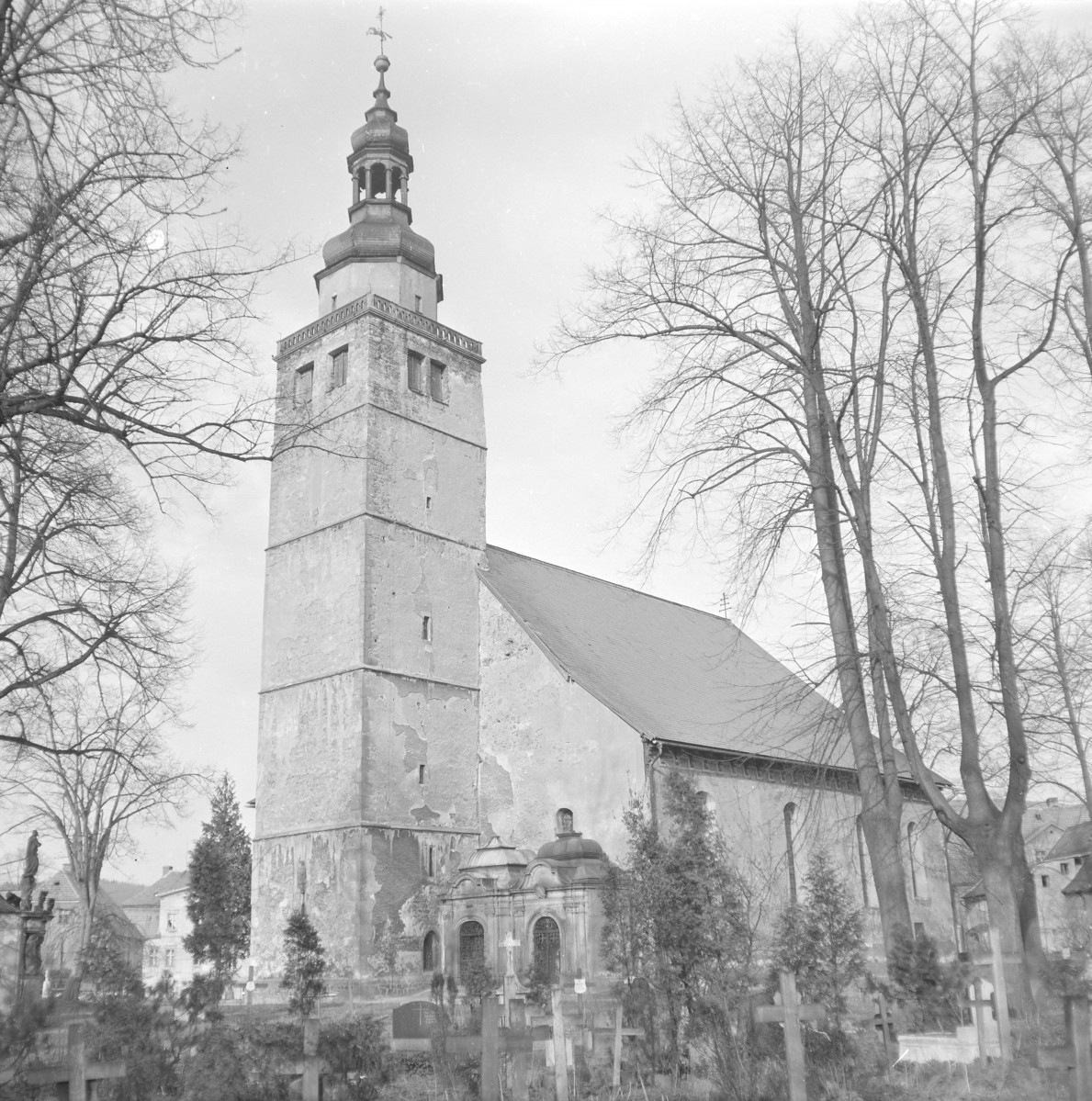Kościół pw. Najświętszej Maryi Panny - widok ogólny. Wieża kościelna oraz cmentarz przykościelny., skan 1