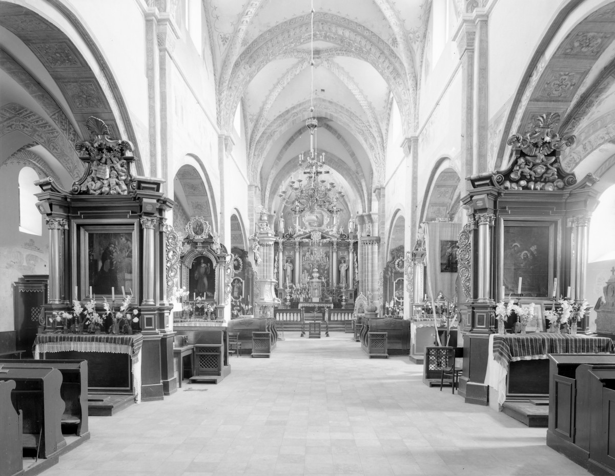 pocysterski kościół, ob. parafialny pw. św. Floriana - wnętrze: widok na ołtarz główny, skan 1