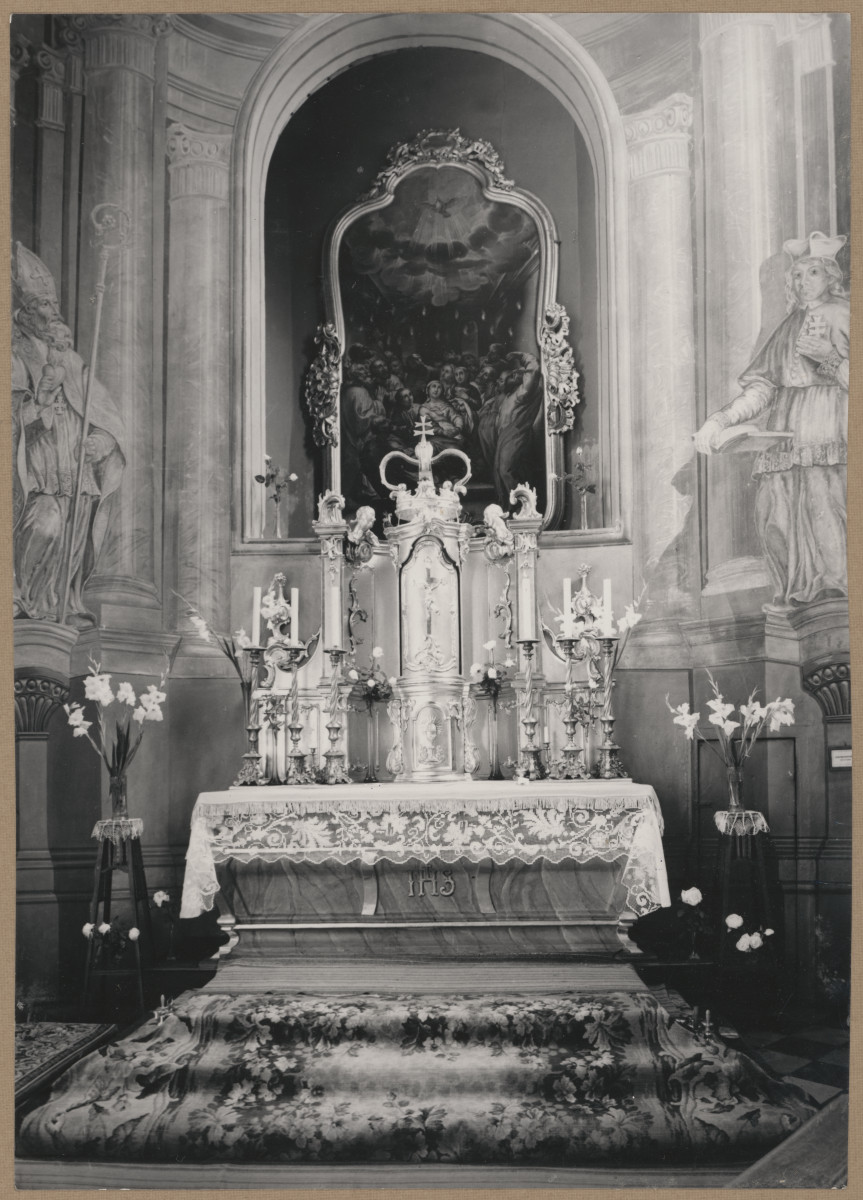 Zespół kościelno-szpitalny św. Ducha - wnętrze kościoła, widok na ołtarz główny, skan 1