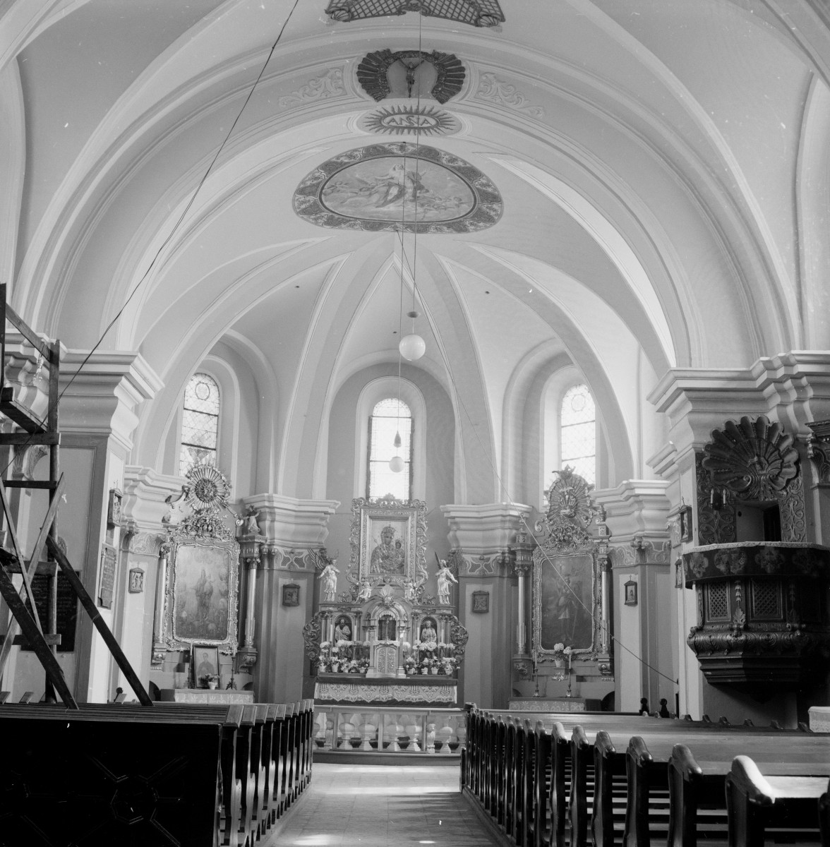 Kościół Narodzenia Najświętszej Maryi Panny - wnętrze, prezbiterium, ołtarz, skan 1