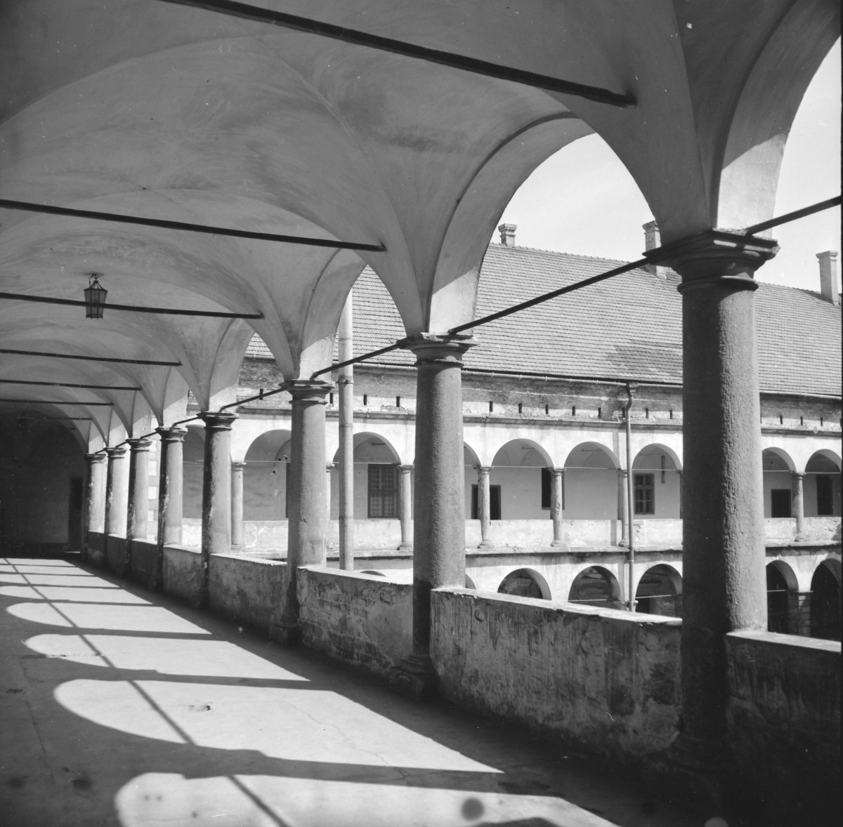 zamek królewski - dziedziniec arkadowy - krużganki - fragment, skan 1