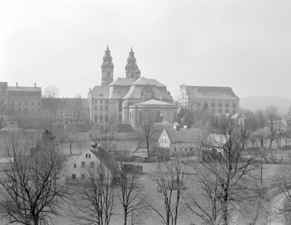 klasztor Benedyktynek - kościół pw. Wniebowzięcia Najświętszej Maryi Panny - elewacja wschodnia oraz kościół pw. św. Józefe, skan 1