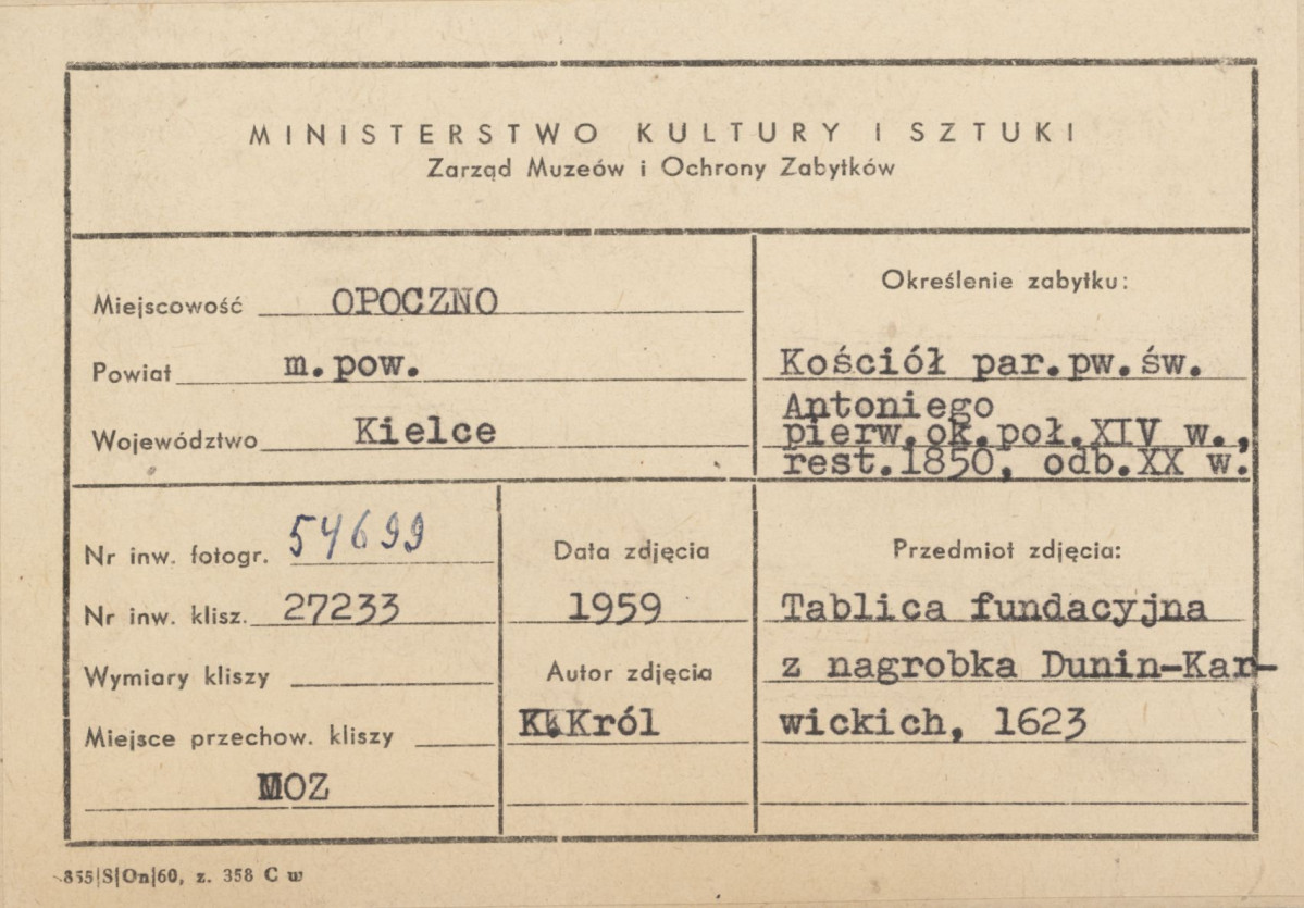 Kościół parafialny - wnętrze, d. prezbiterium, ob. kaplica, fragment nagrobka - inskrypcja - metryczka

 , skan 1