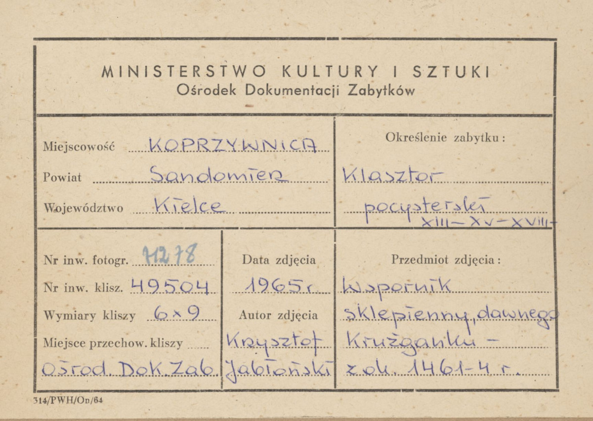 Zespół klasztorny - elewacja zach. klasztoru, widok na wspornik sklepienia - metryczka, skan 1