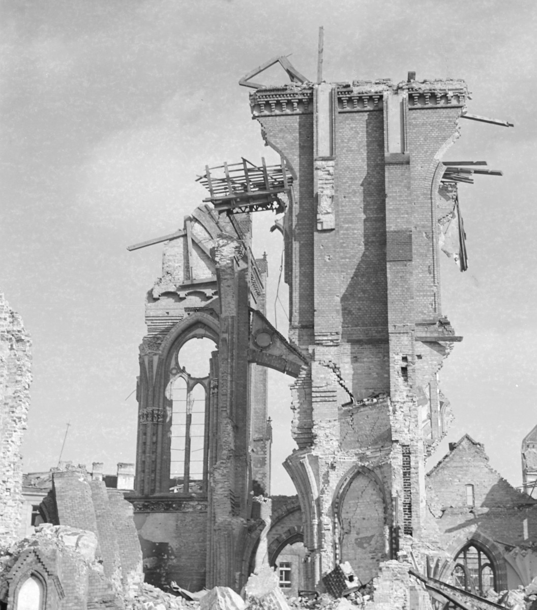 Parafia Katedralna pw. Św. Michała Archanioła i Św. Floriana Męczennika. Ruiny katedry. Fragment elewacji., skan 1