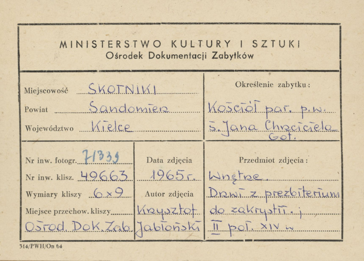 Kościół parafialny - widok na portal z prezbiterium do zakrystii - metryczka, skan 1