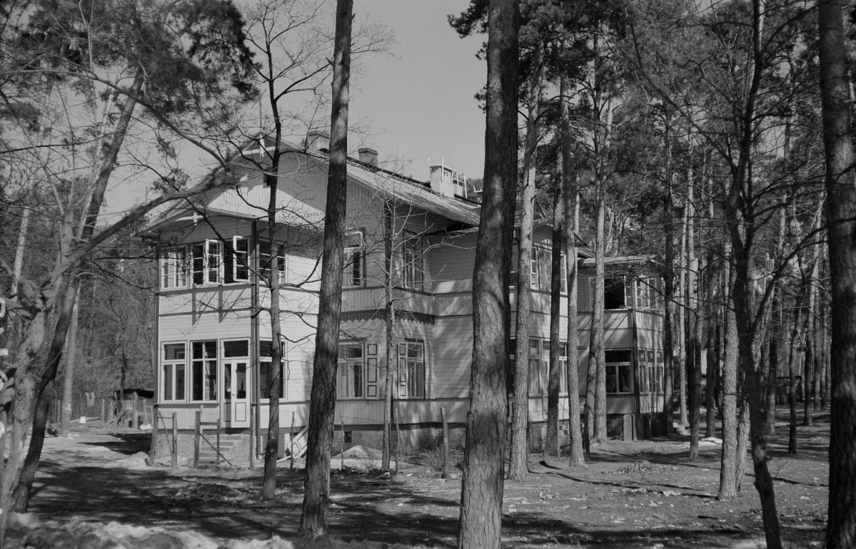 Willa - elewacja oszlaowana, widok ogólny. Ozdobne werandy,, skan 1