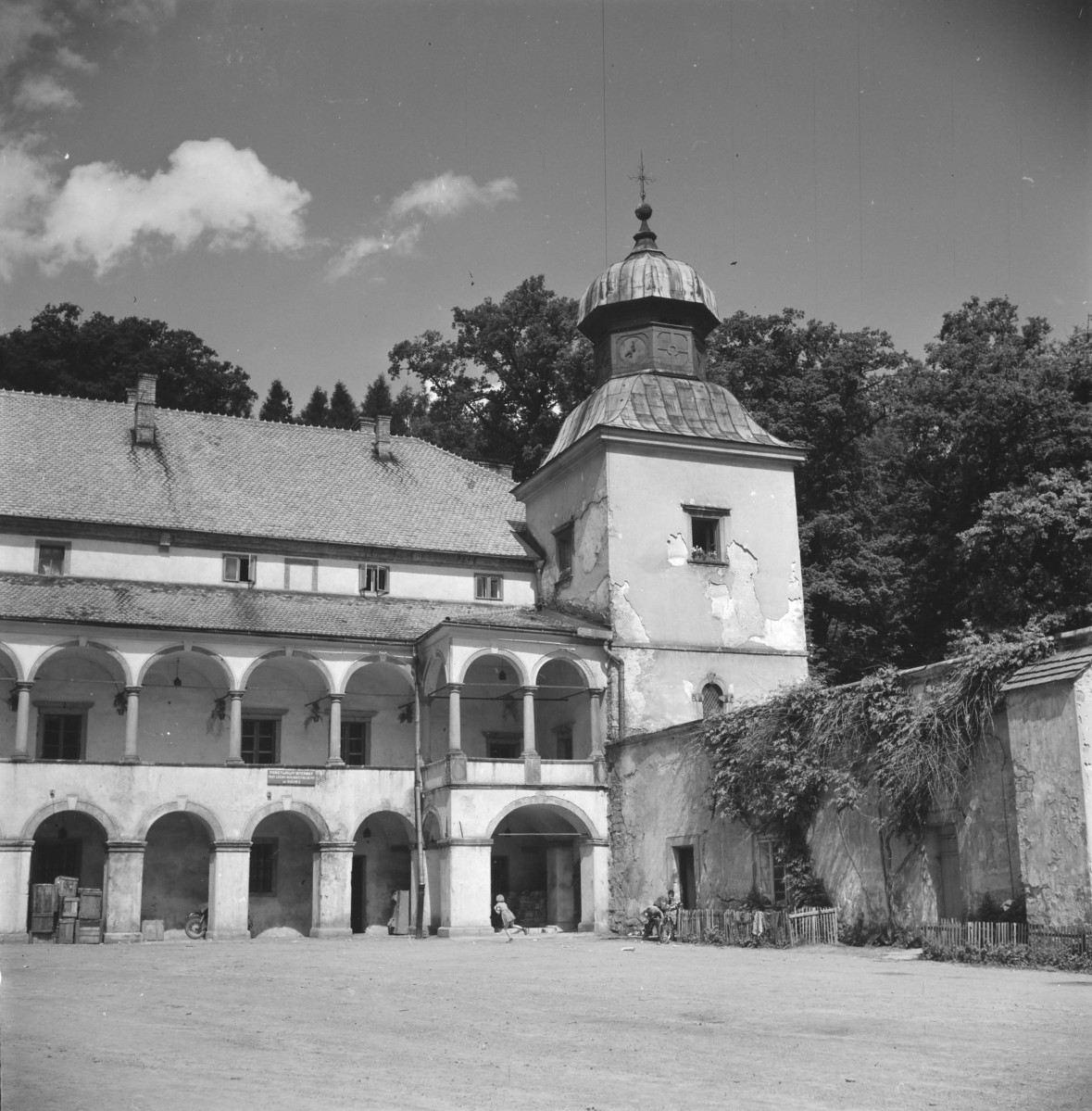 zamek Komorowskich - dziedziniec arkadowy - fragment z wieżą północną, skan 1