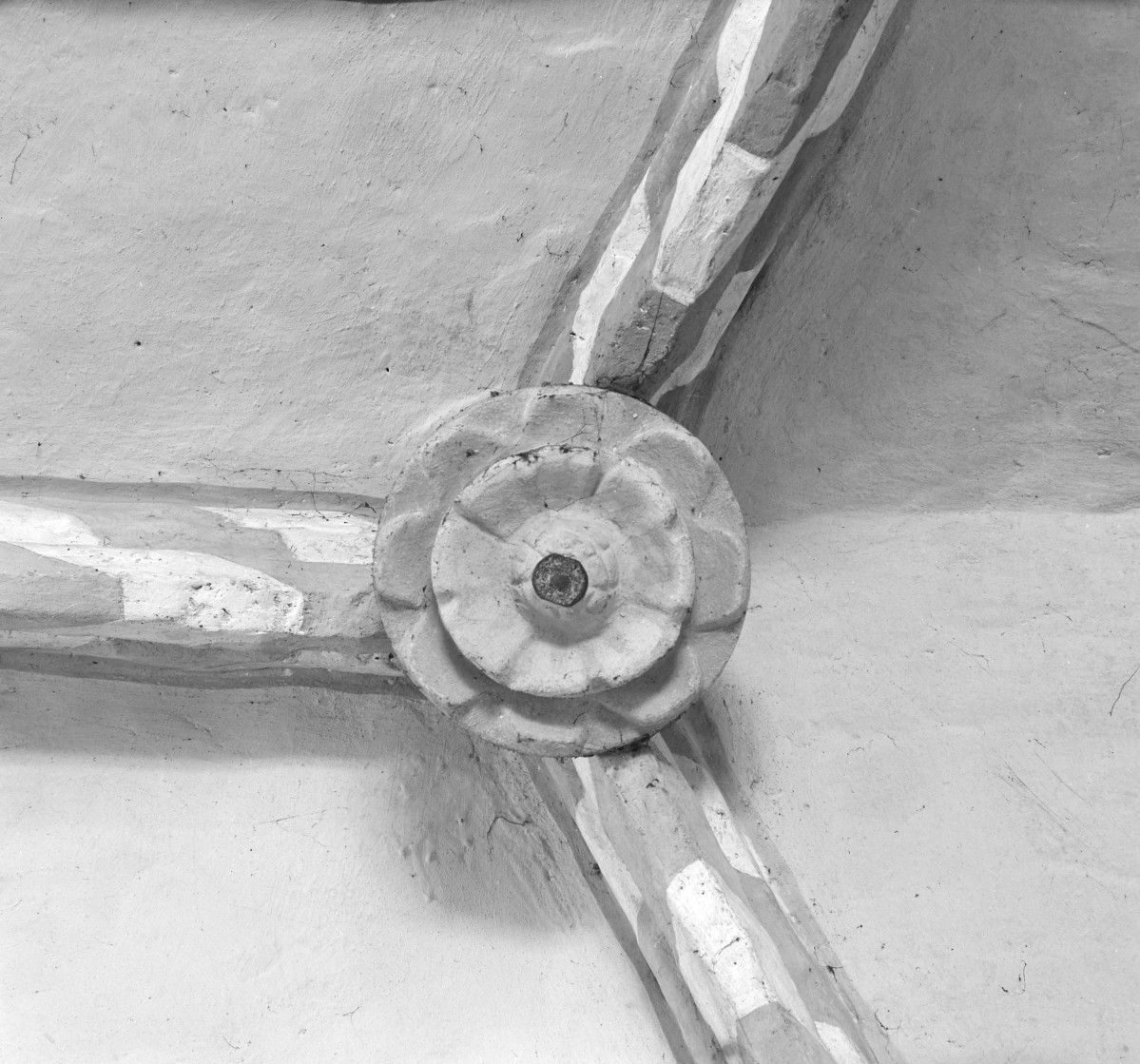 Kościół Wniebowzięcia Najświętszej Maryi Panny - wnętrze. Zwornik z motywem roślinnym (kwiat). Sklepienie prezbiterium. Polichromia., skan 1