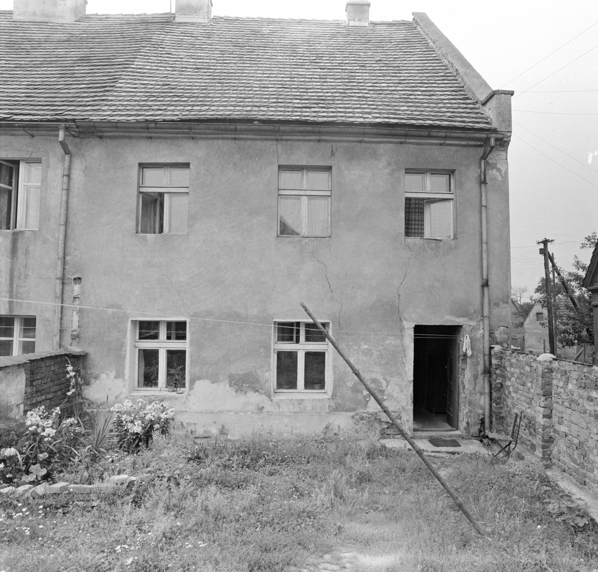 dom mieszkalny - elewacja od podwórza, skan 1