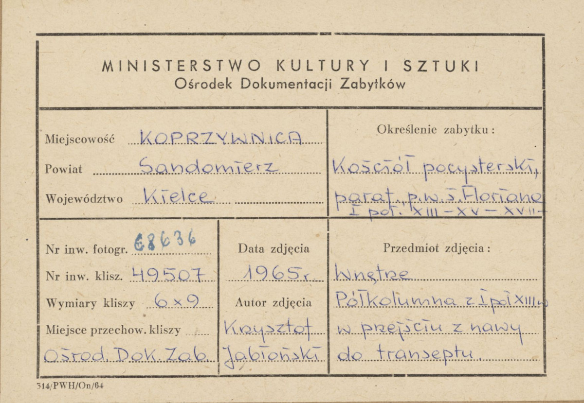 Zespół klasztorny - kościół, wnętrze ,  widok na półkolumnę w przejściu z nawy do transeptu - metryczka, skan 1