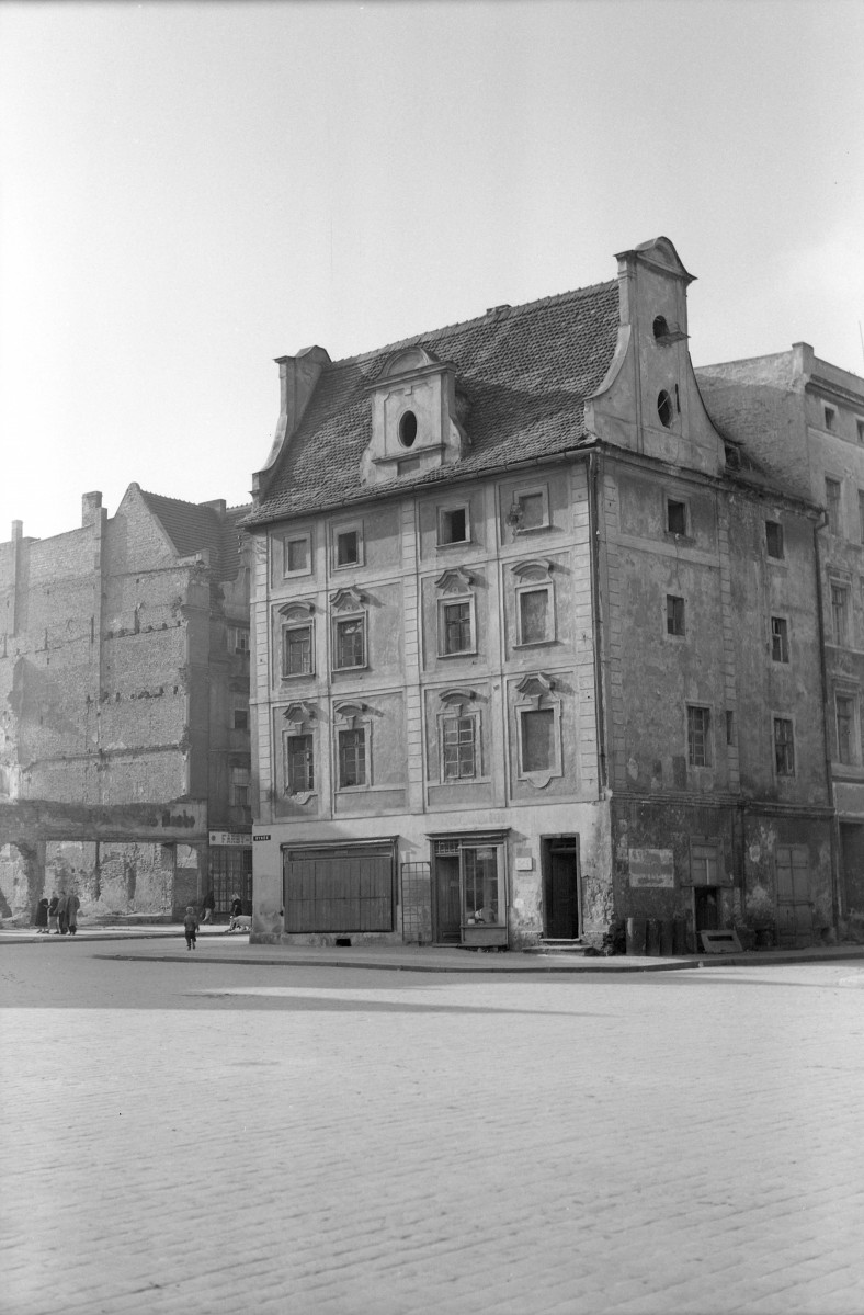 Pierzeja rynku - kamienica, widok ogólny, skan 1