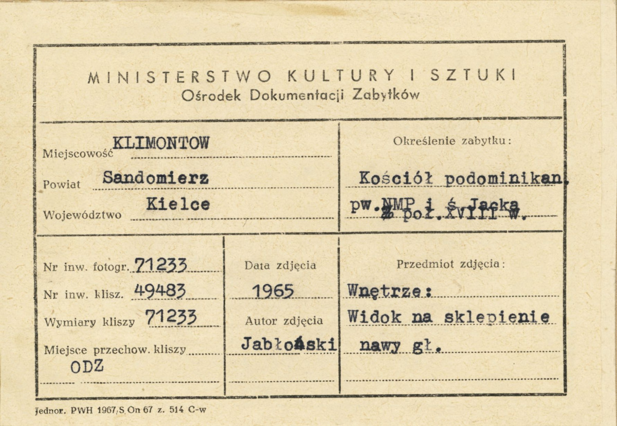 Zespół klasztorny - kościół, wnętrze, widok na sklepienie nawy - metryczka, skan 1