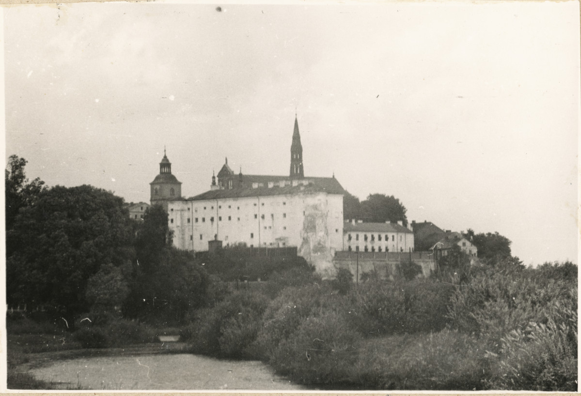 Zamek - widok ogólny od strony płd. - zach. , skan 1