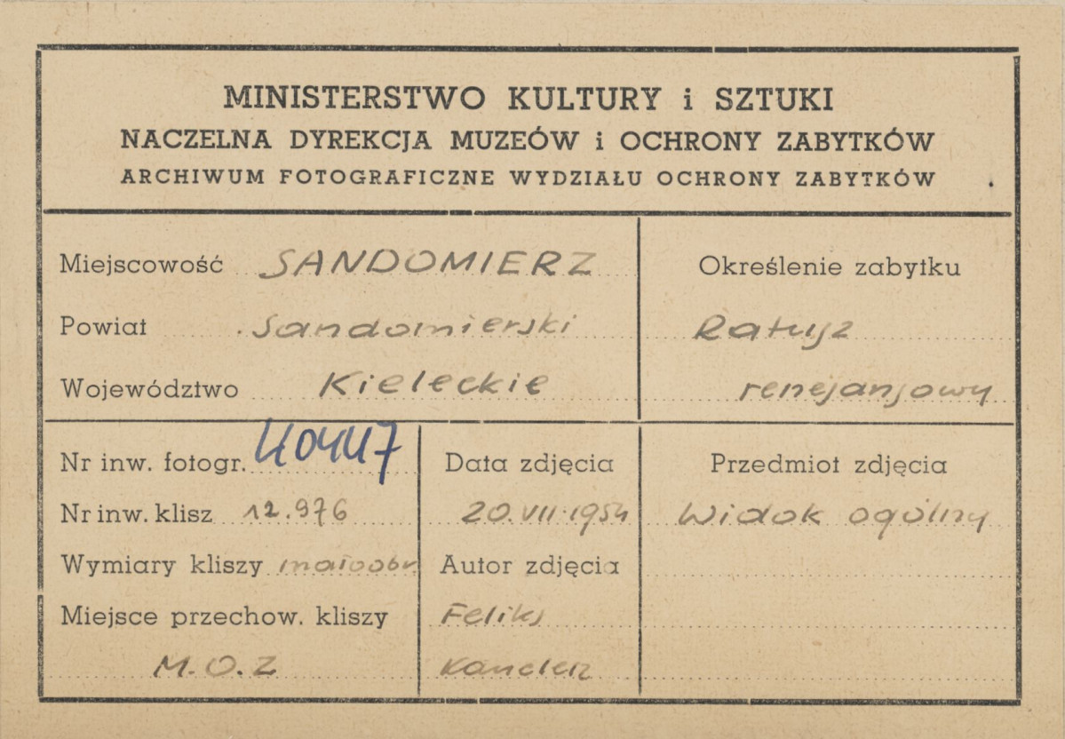 Ratusz - widok ogólny od strony płd. - wsch. - metryczka, skan 1
