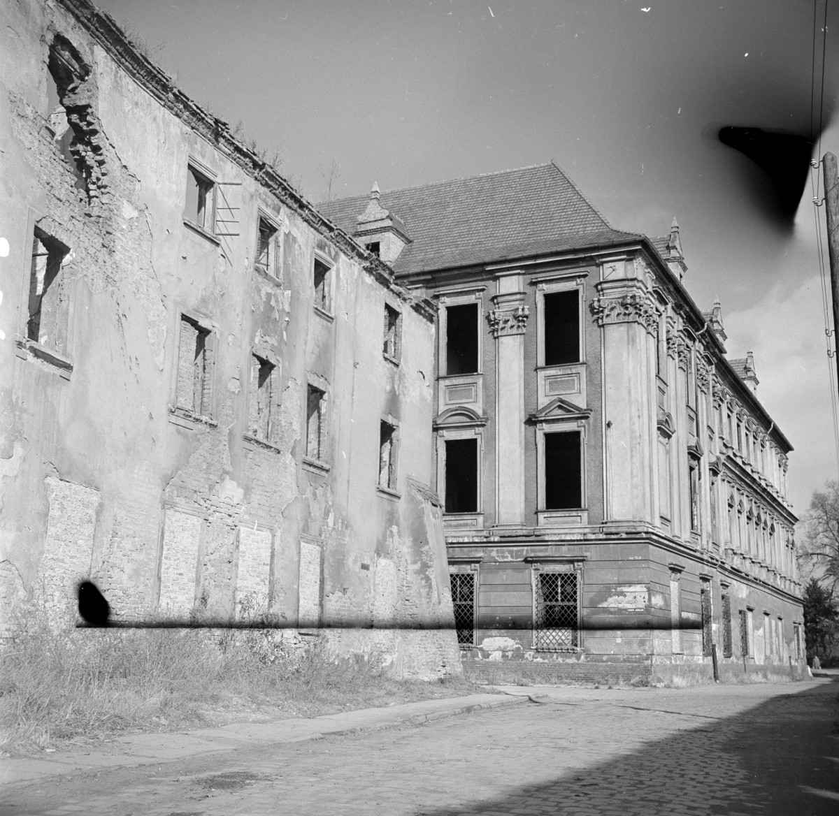 pałac biskupów - elewacja narożnik południowego, skan 1